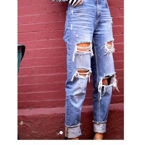urban outfitters ripped mom jeans (fits size 6&8)